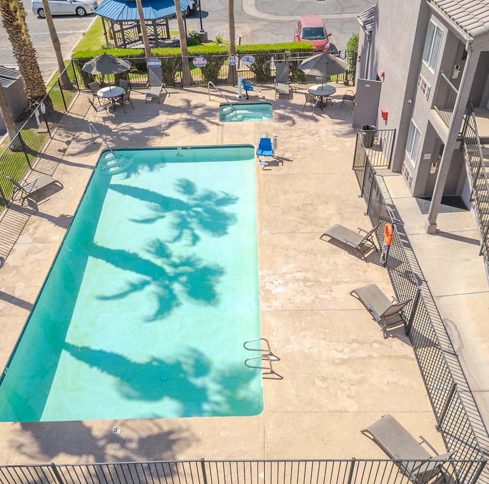  Outdoor Pool & Hot Tub